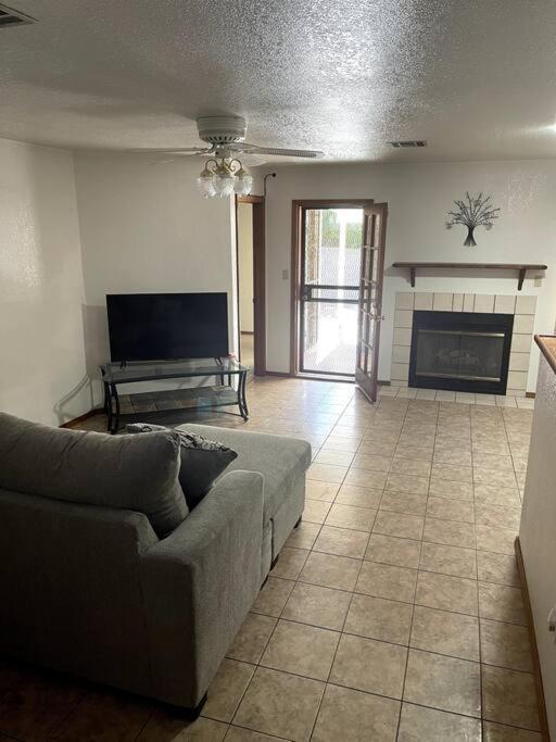 Townhouse, Two Car Garage, Fireplace Back Yard Las Cruces Exterior photo