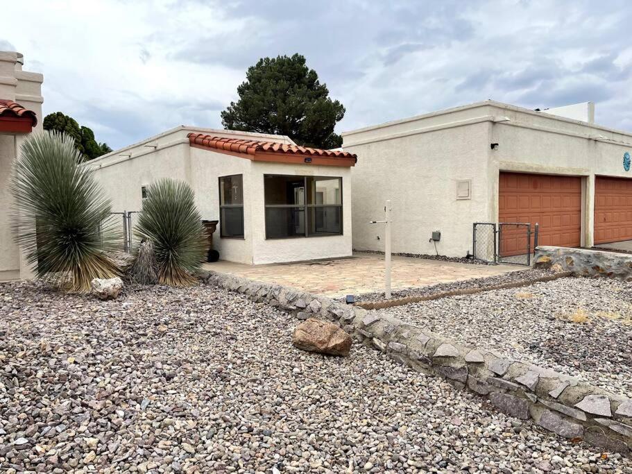 Townhouse, Two Car Garage, Fireplace Back Yard Las Cruces Exterior photo
